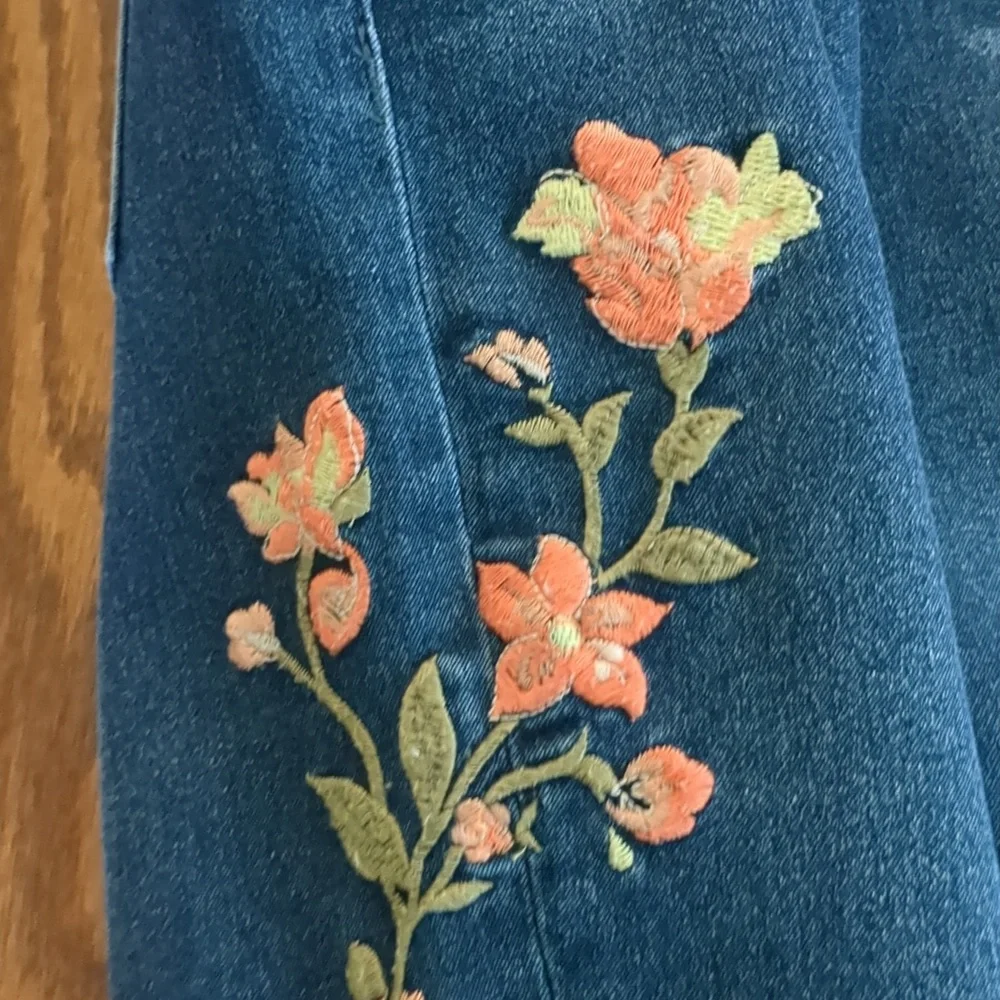 Embroidery Jeans - Picture 6 of 10